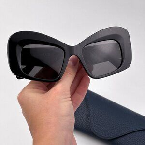 Loewe ANAGRAM LW40128I Sunglasses – Black Cat-Eye Frame | Model LW40128I 01A